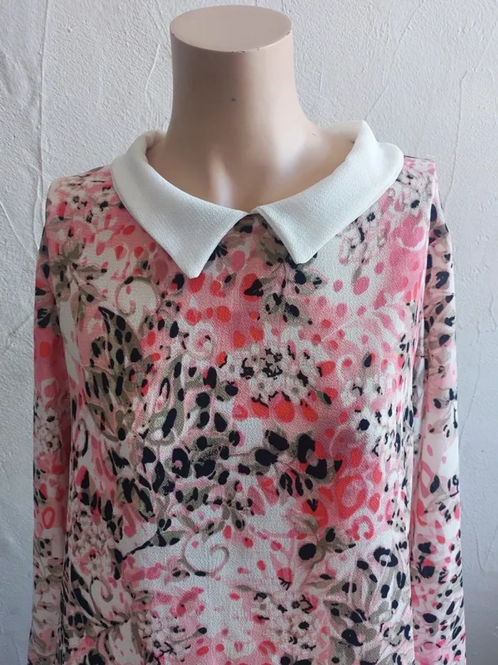 Blouse fleurie avec col blanc Taille 46/48 - photo numéro 2