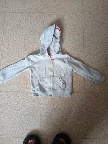 Un sweat avec capuche avec des étoiles 4/ 5 ans