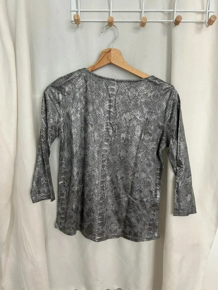 Haut gris à motif - photo numéro 3