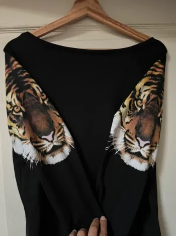 Sweat-shirt  noir motif Tigre - bon état