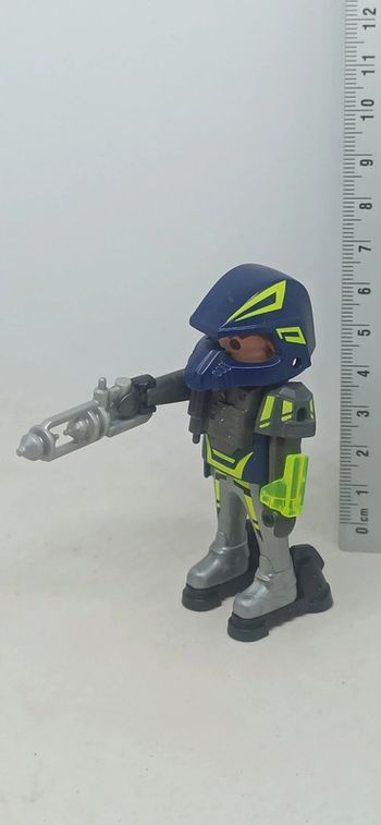 Homme avec caque bleu et vert playmobil