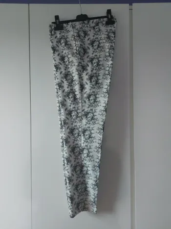 Magnifique pantalon cigarette motifs feuillage noir