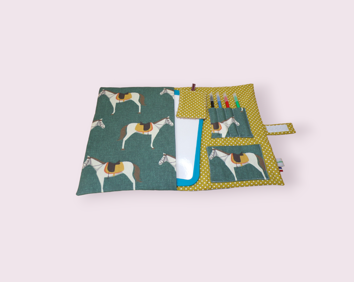 pochette range ardoise et crayons, effaceur offert, modèle cheval fond vert - photo numéro 2