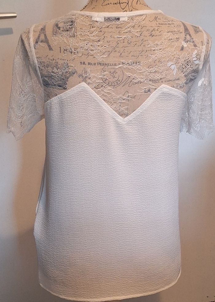 Blouse blanche avec col et manches en dentelle délicate et transparente - photo numéro 4