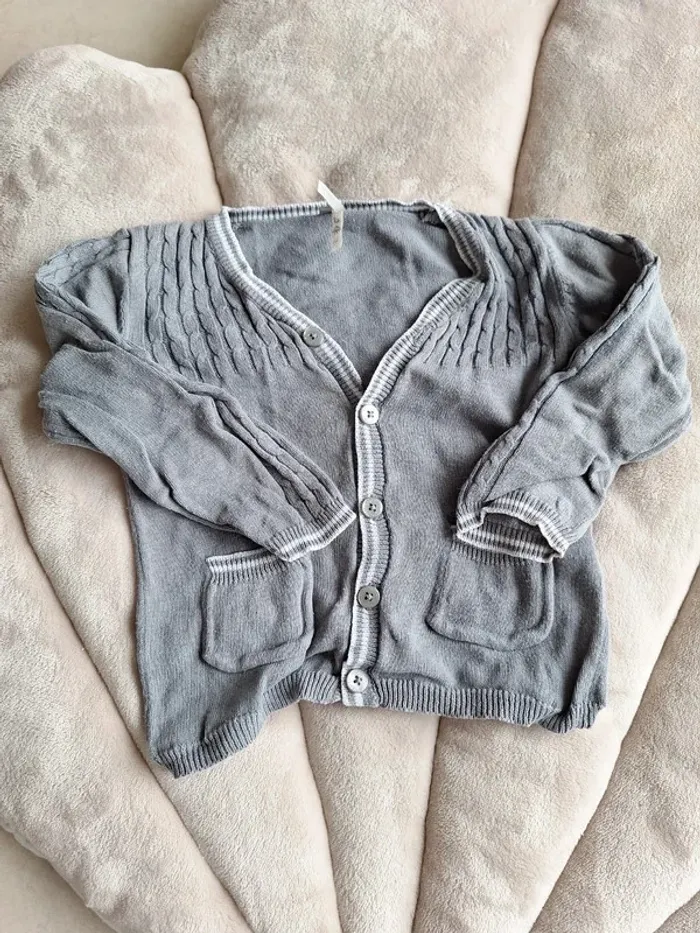 Lot de 1 gilet et de 1 pull - photo numéro 2