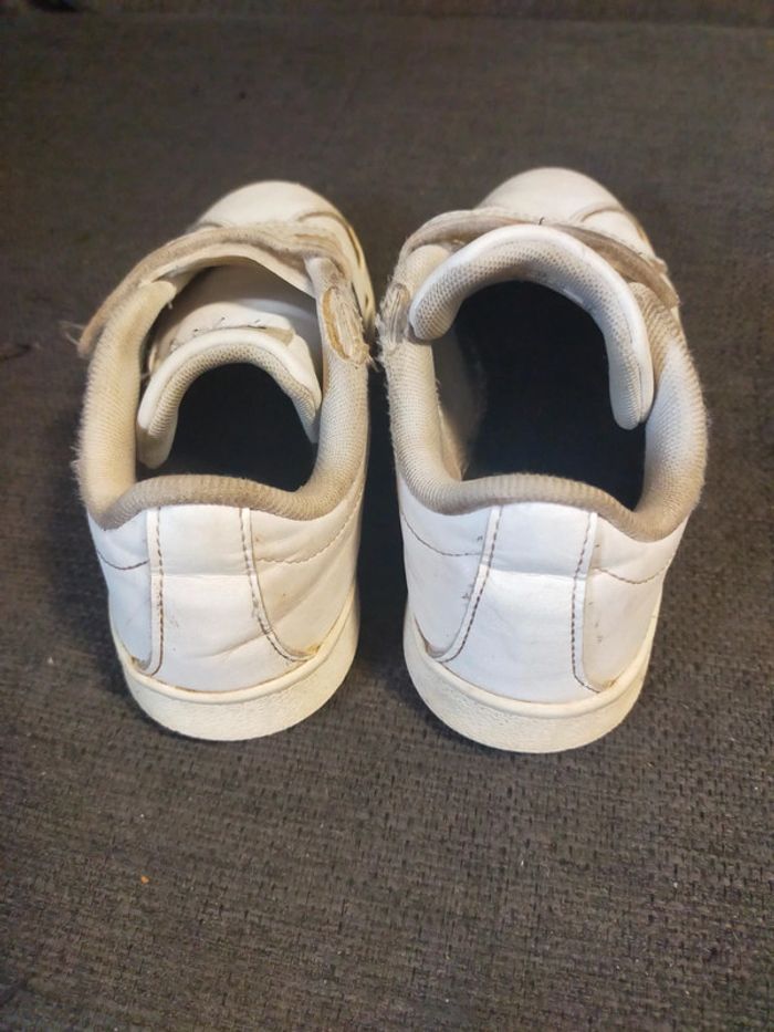 Baskets basses blanche a velcros T 32 adidas - photo numéro 2