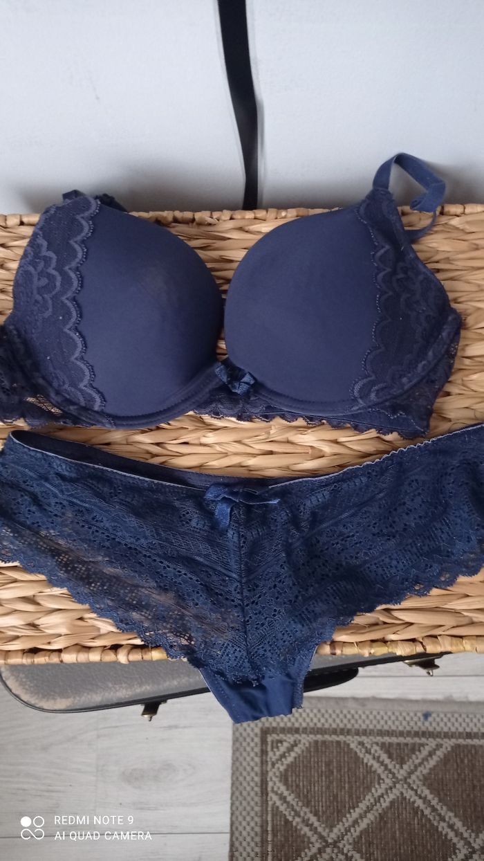 Soutien gorge push up bleu marine 85 C et string tanga taille S.La Halle