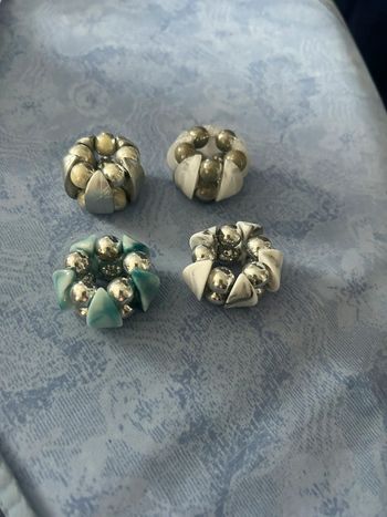 Lot de 4 bagues en perles fantaisies argentés