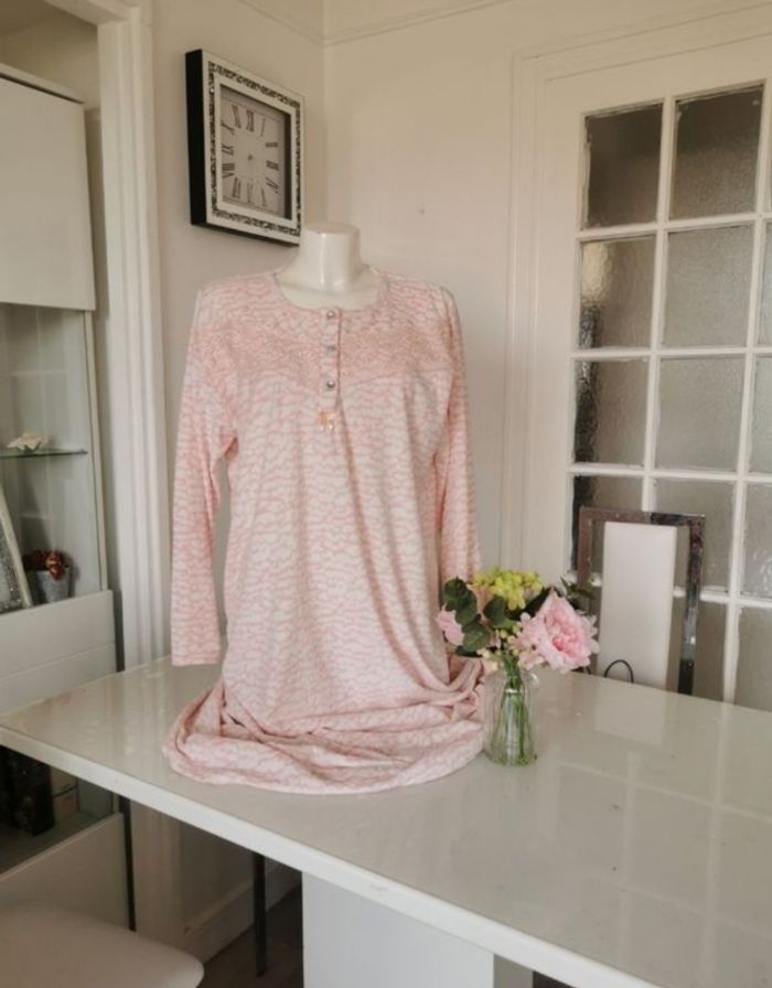 🩷🤍Jolie Chemise De Nuit Touché Très Doux 🩷🤍 - photo numéro 2