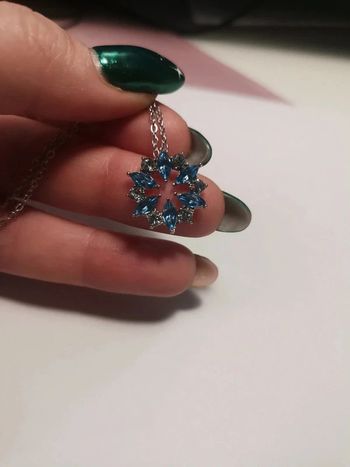 Collier pendentif flocon de neige argenté et turquoise