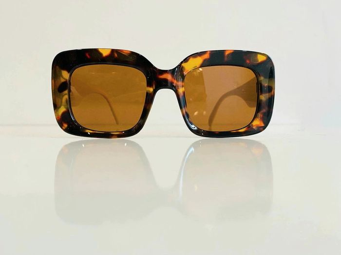 Lunette de soleil femme rectangulaire façade marron léopard bras beiges uvprotection catégorie 3 - photo numéro 2