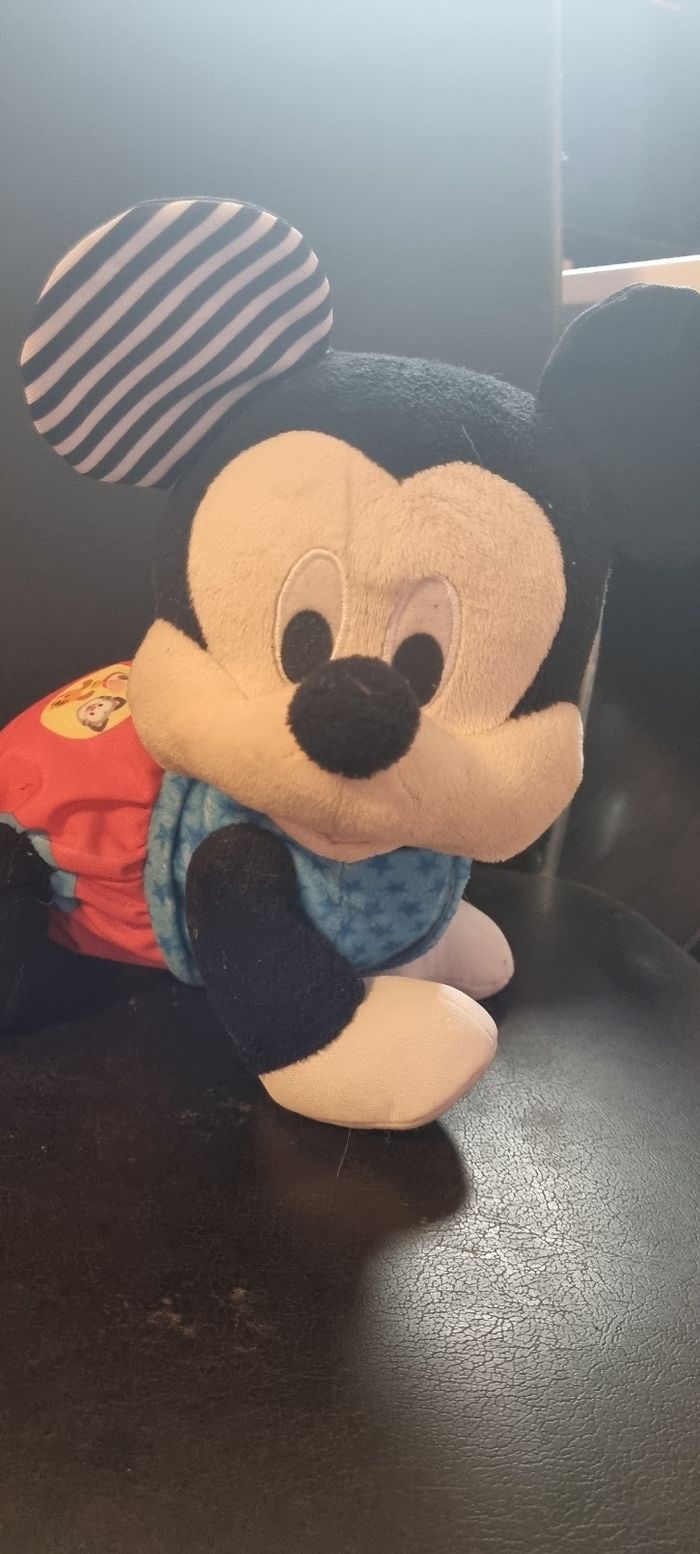 Mickey qui fait du 4 pattes en français et anglais - photo numéro 3