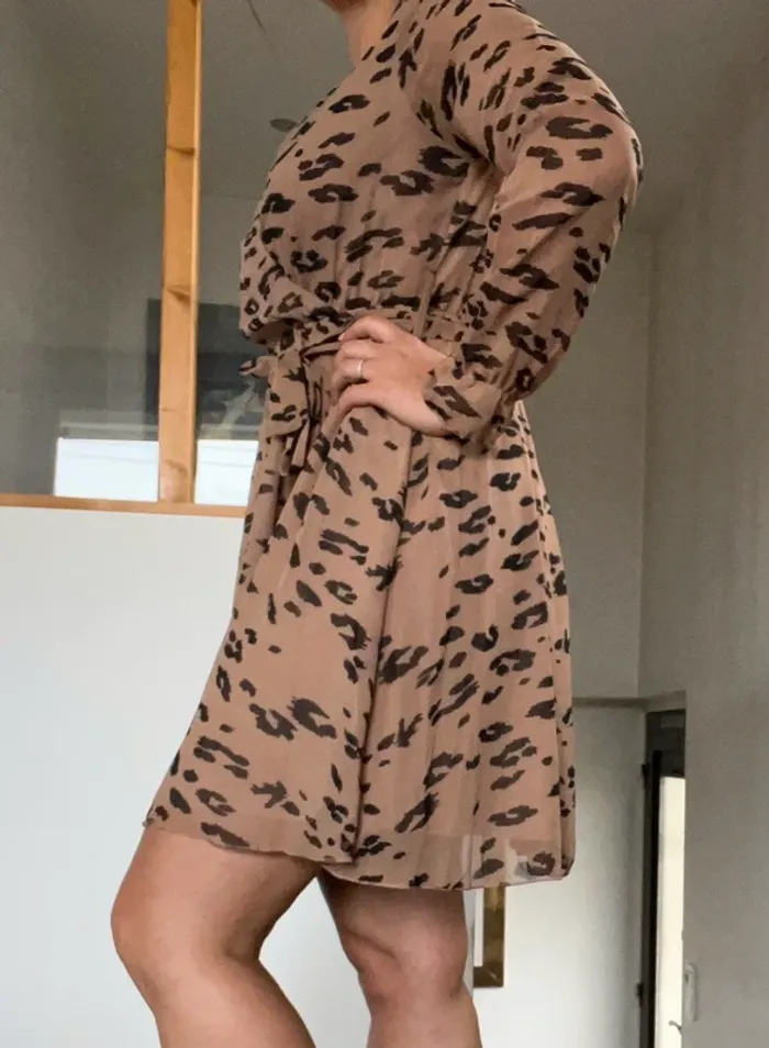 Robe beige et noir imprimé léopard sexy - photo numéro 3