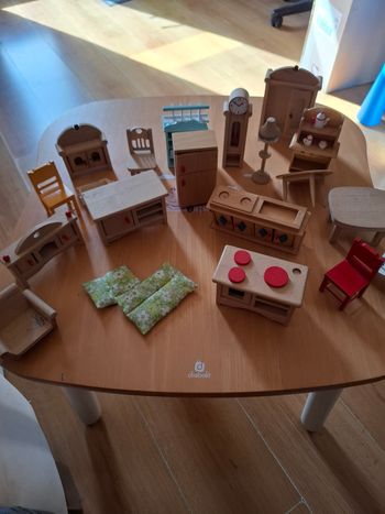 Meubles en bois miniatures