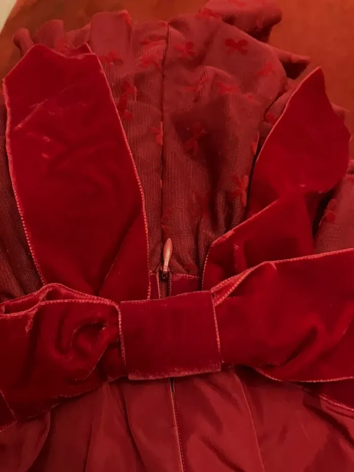 Robe rouge / bordeaux à velours et volants neuve avec étiquette - photo numéro 4