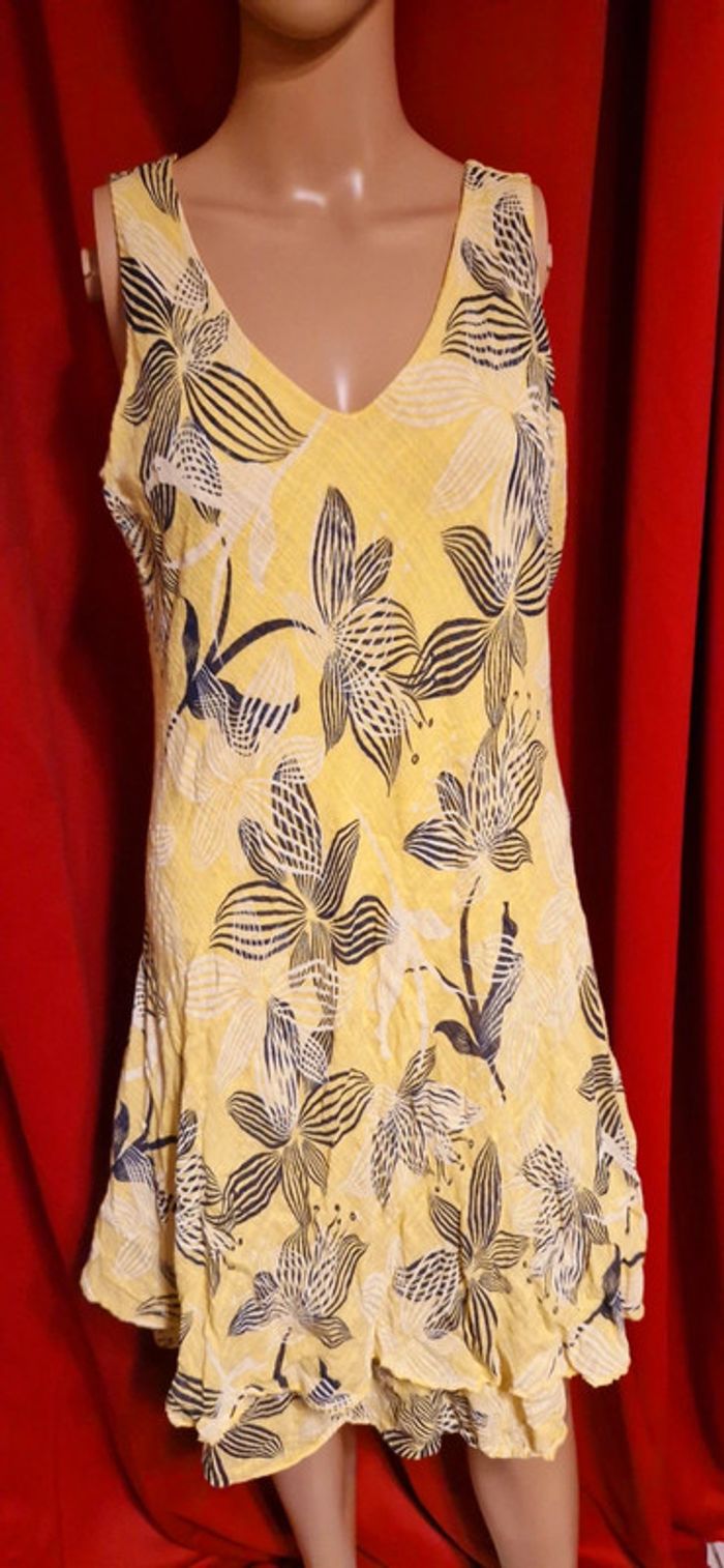 Jolie robe taille 2 , légère bras nue