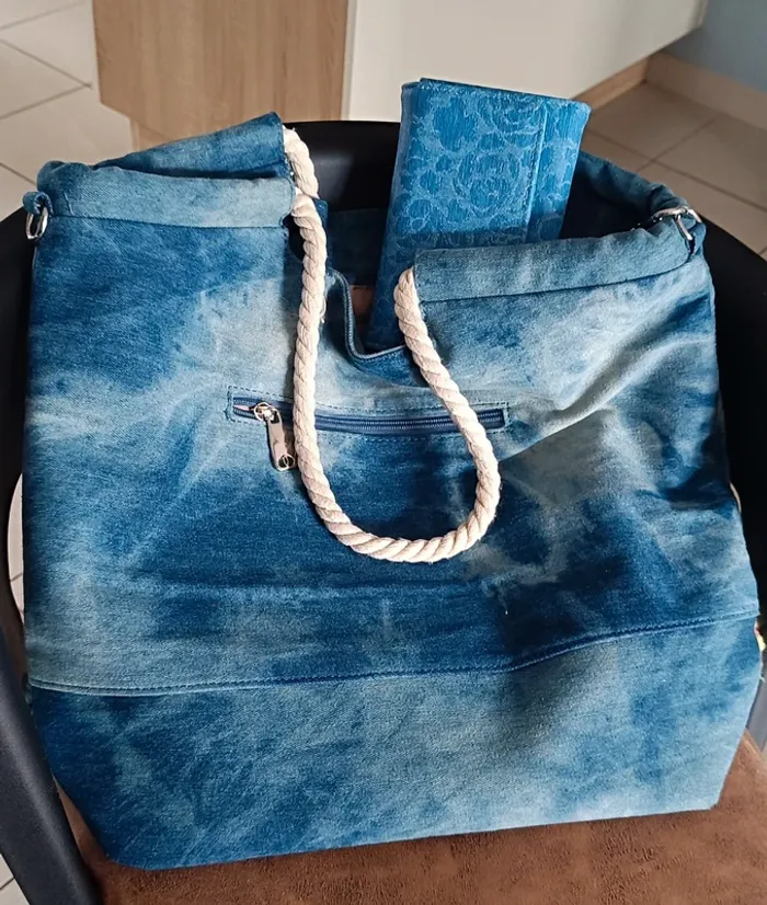 Sac à main cabas bandoulière en jeans et portefeuille assorti - photo numéro 2