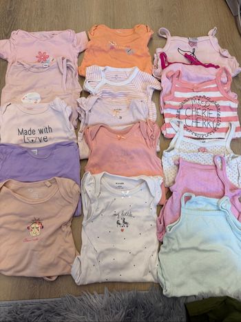 Lot bodies fille 9 mois