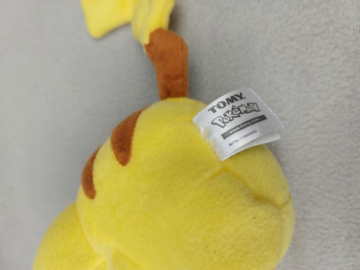 Peluche doudou PIKACHU POKEMON TOMY 2017 Nintendo 22 cm - photo numéro 2