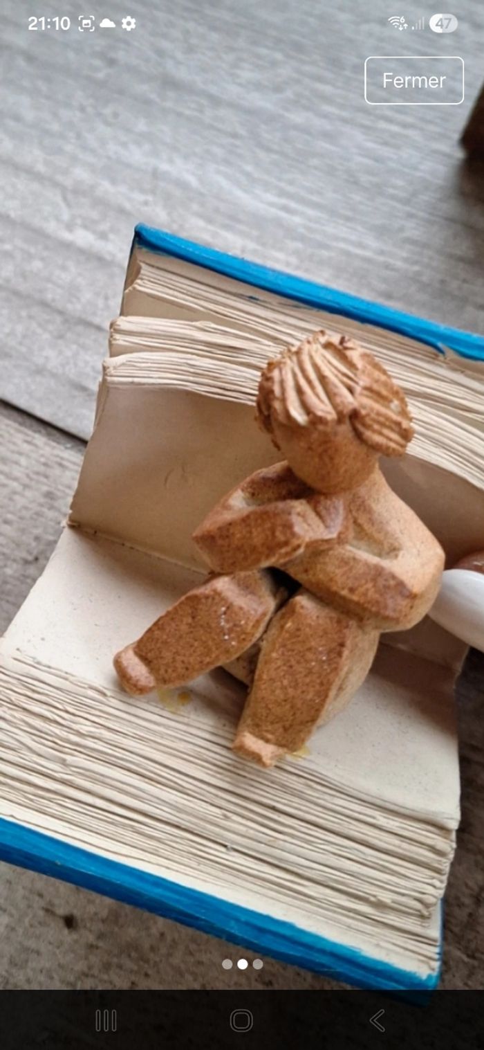 Ange et livres en pierre