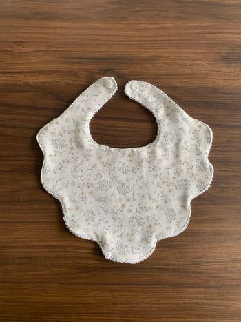 Bavoir motif fleurs beige 