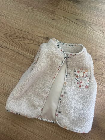 Gilet sans manche crème  6-9 mois