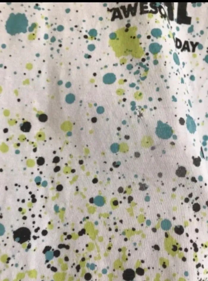 tshirt c&a motifs taches de peintures petit défaut d’où le prix bas 134-140 cm - photo numéro 2