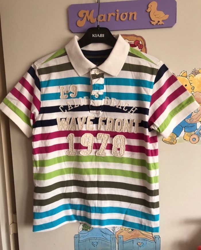 Polo à manches courtes blanc et multicolore à motifs, taille 10-12 ans, marque H&M.