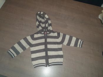 Pull zipé à capuche