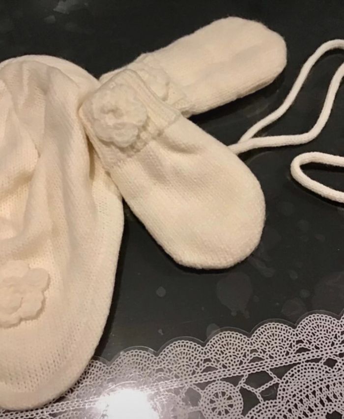 Ensemble 2 pièces bonnet et moufles taille 6/12 mois couleur crème - photo numéro 2