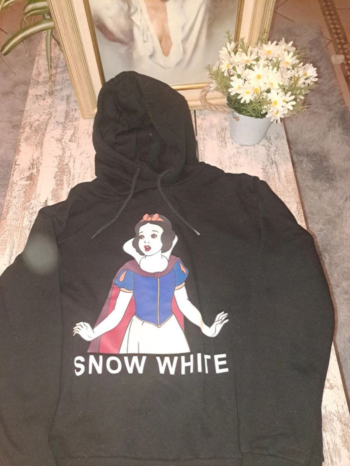 Pull à capuche blanche neige