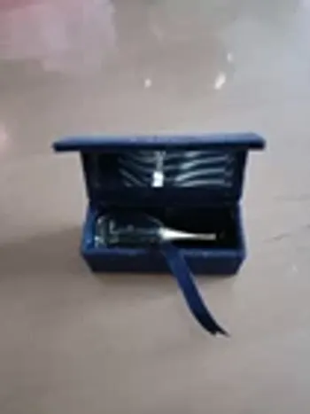 Miniature Dïor avec son étui en velours