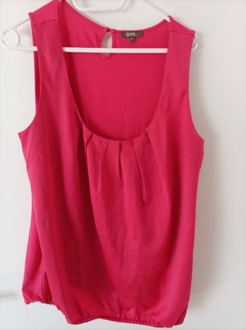 Blouse sans manches fuschia.