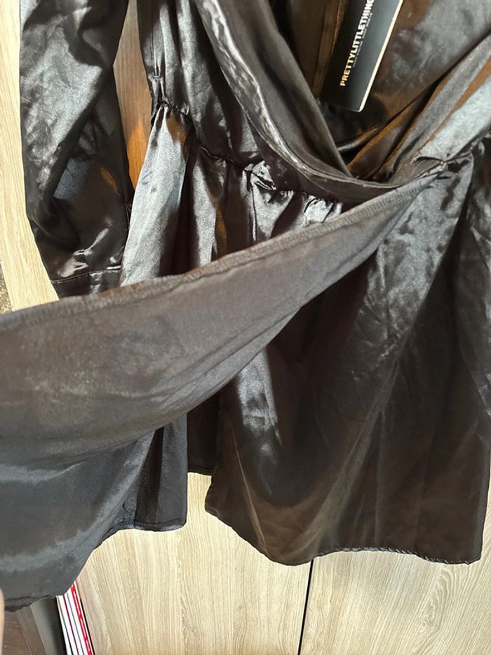 Robe satin noir col bardot PrettyLittleThing - photo numéro 7