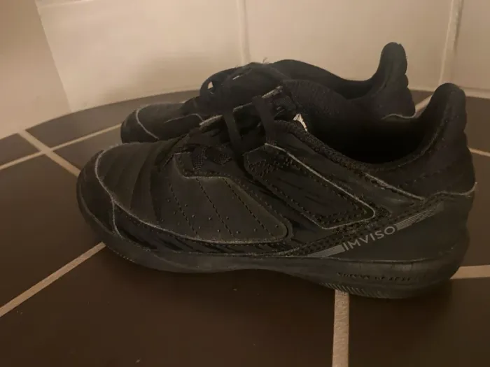 Chaussures noires Futsal Décathlon - photo numéro 3