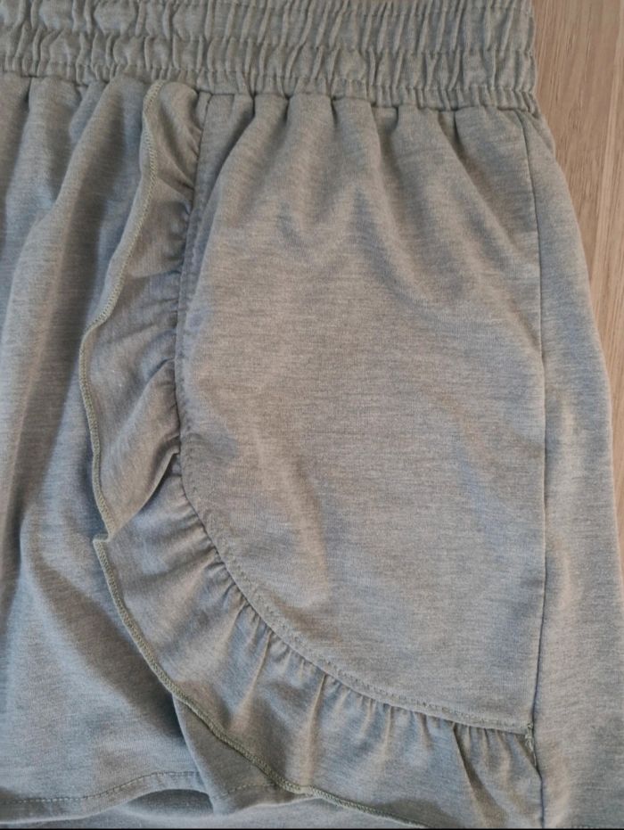 Short Kiabi kaki vert taille 42 - photo numéro 4