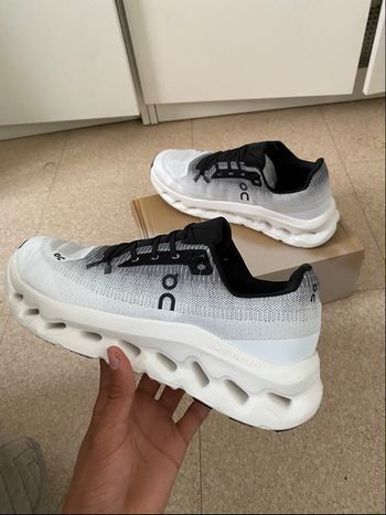 On cloud blanche et noir neuve taille 43