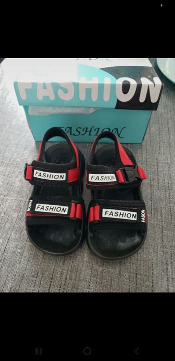 sandale garçon rouge et noir neuve t 25