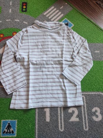 t-shirt col roulé rayures grises et bleues