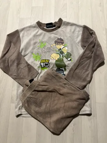 Pyjama 8 ans ben 10 velours marron et beige très bon état