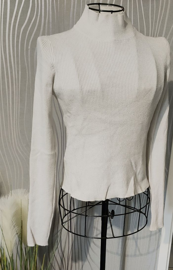 Pull court côtelé col montant