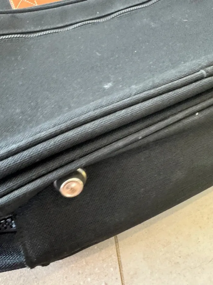 Bagage Lancel, bon état général mais il y a des petites traces d'usures, 53x35x15cm - photo numéro 4