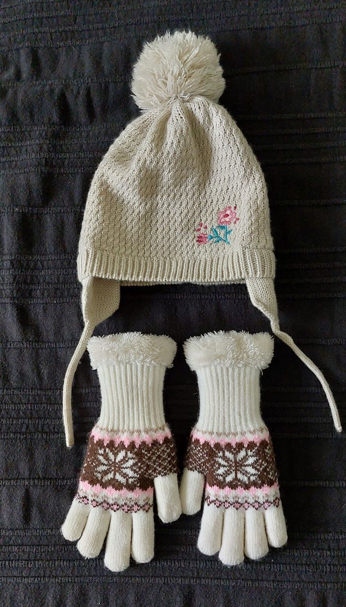 Très joli ensemble un bonnet et une paire de gants