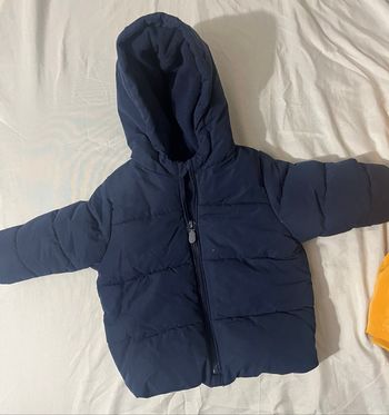 2 manteaux de bébé 9mois en bon état