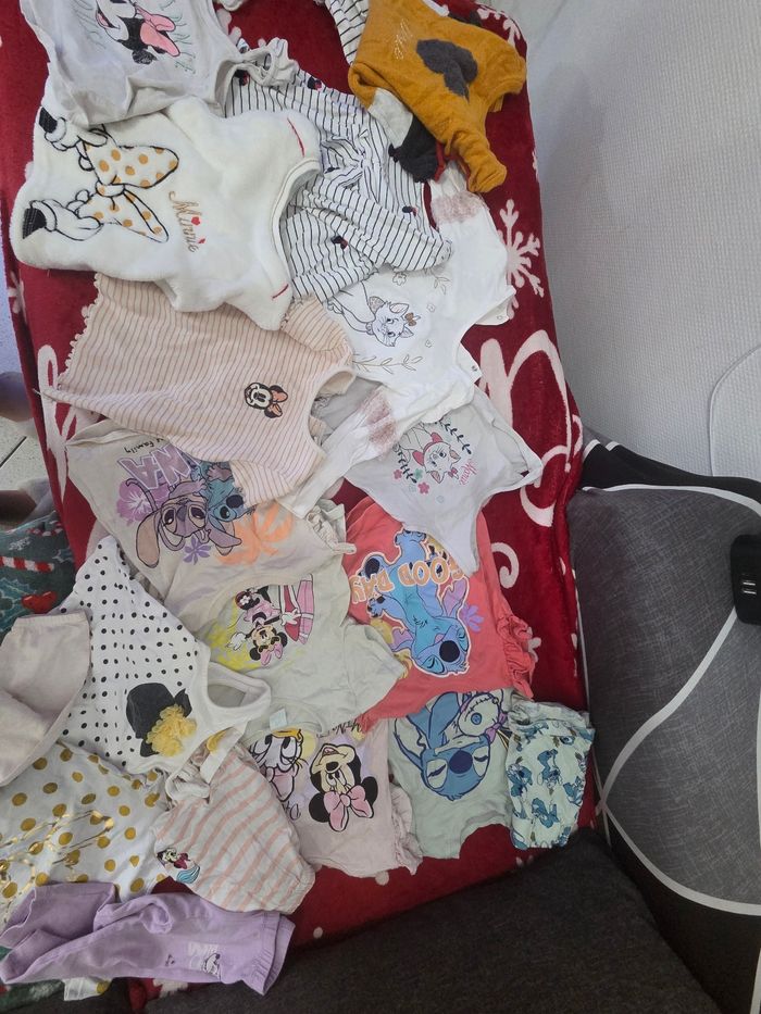 Lot vetement disney 12/18mois - photo numéro 2