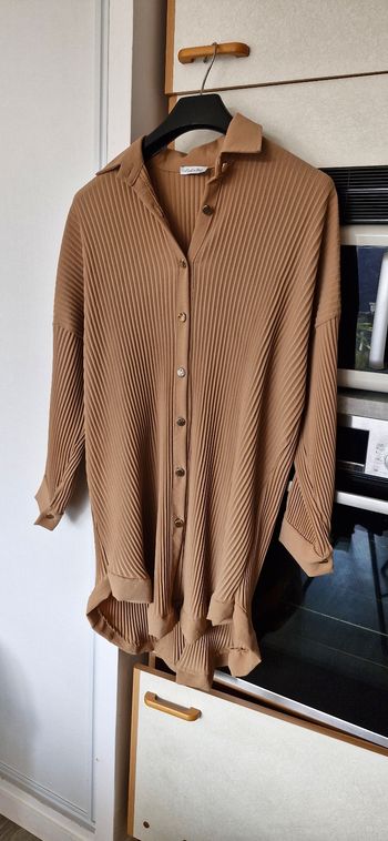 Vend belle tunique couleur camel avec boutons dorés taille XL