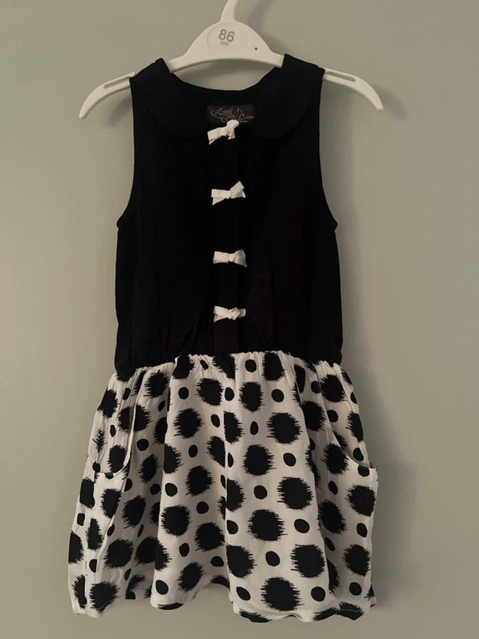Robe noire et blanche sans manches taille 3 - 4 ans