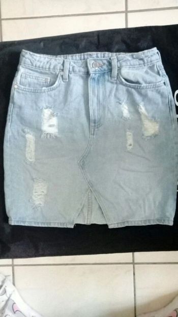 Jupe en jean bleu clair effet déchirer