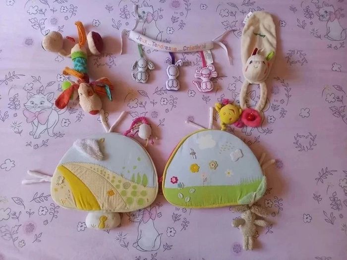 Jouets peluches d'éveil colorés acidulés à suspendre au lit ou à la poussette - photo numéro 9
