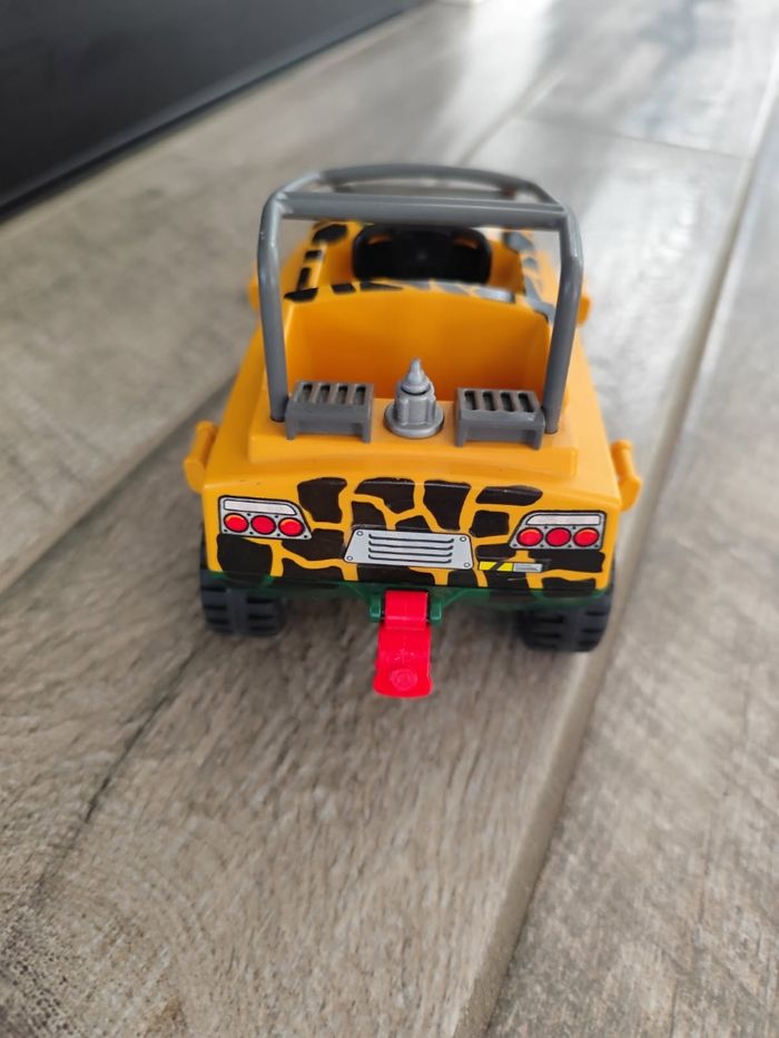 Jeep safari et deux personnages playmobil - photo numéro 4